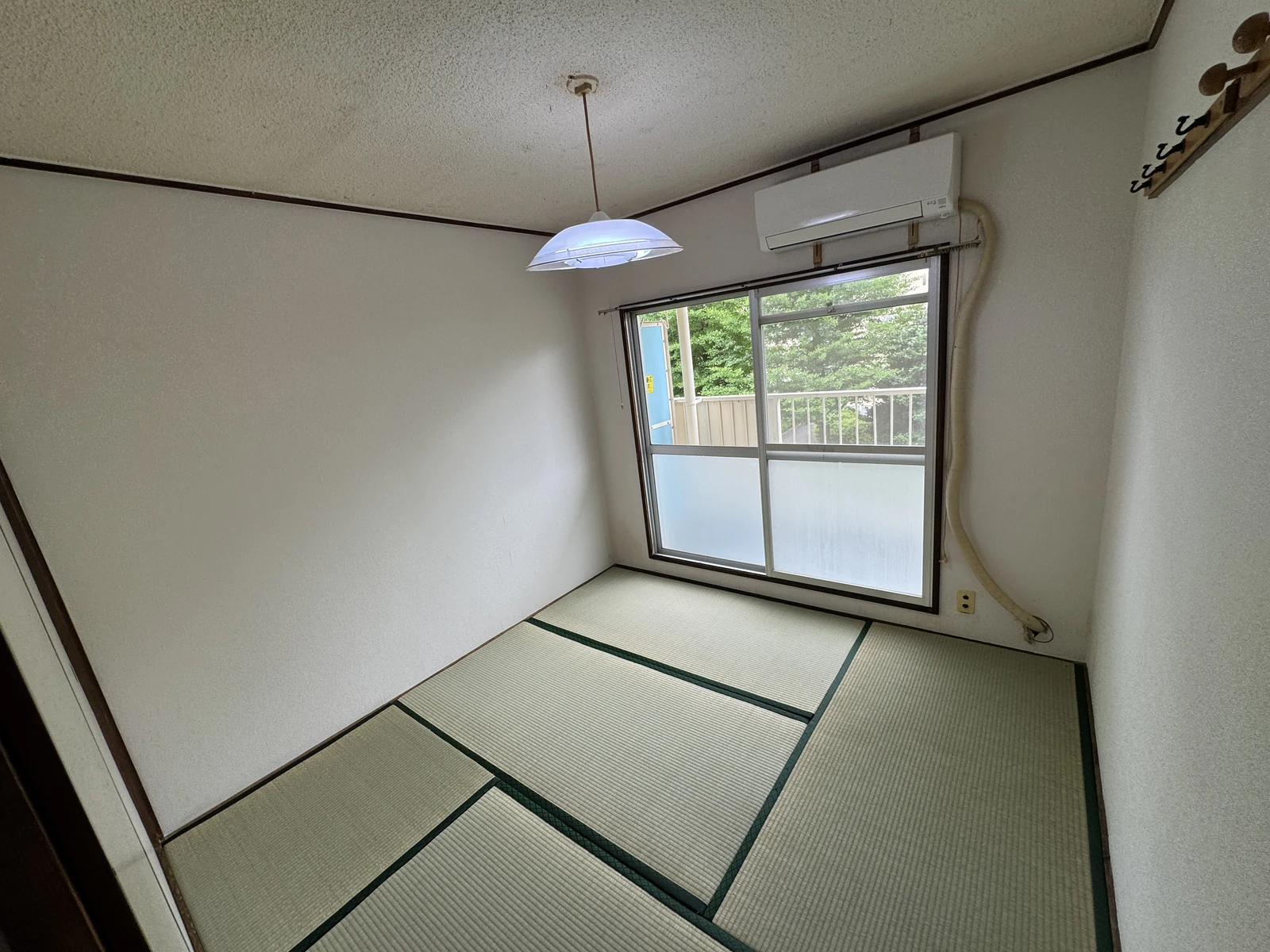 同じ和室の壁クロス・畳施工後。張り替えた壁紙と整えた畳