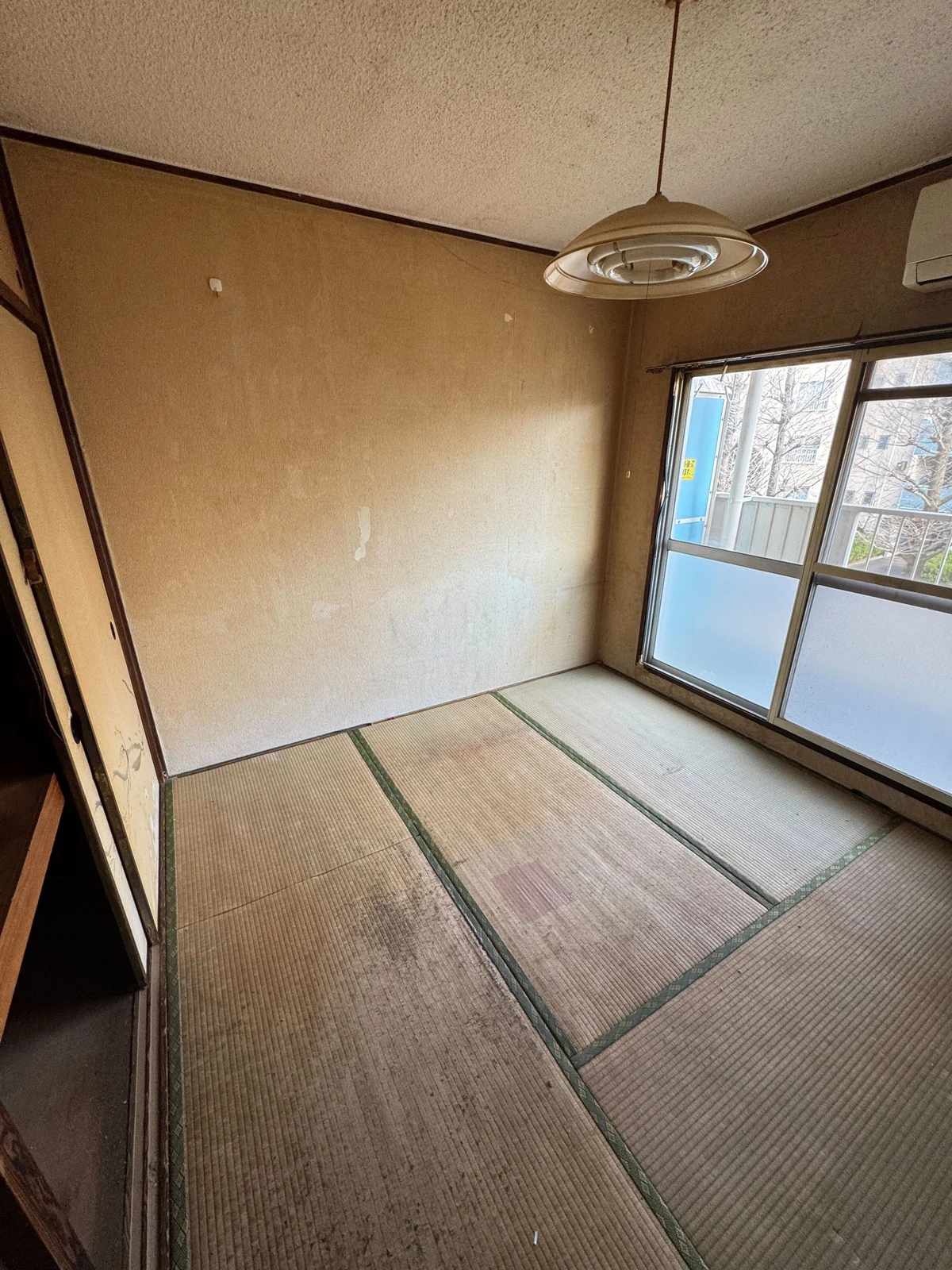 和室の施工前。傷みと変色が見られる壁クロスと畳