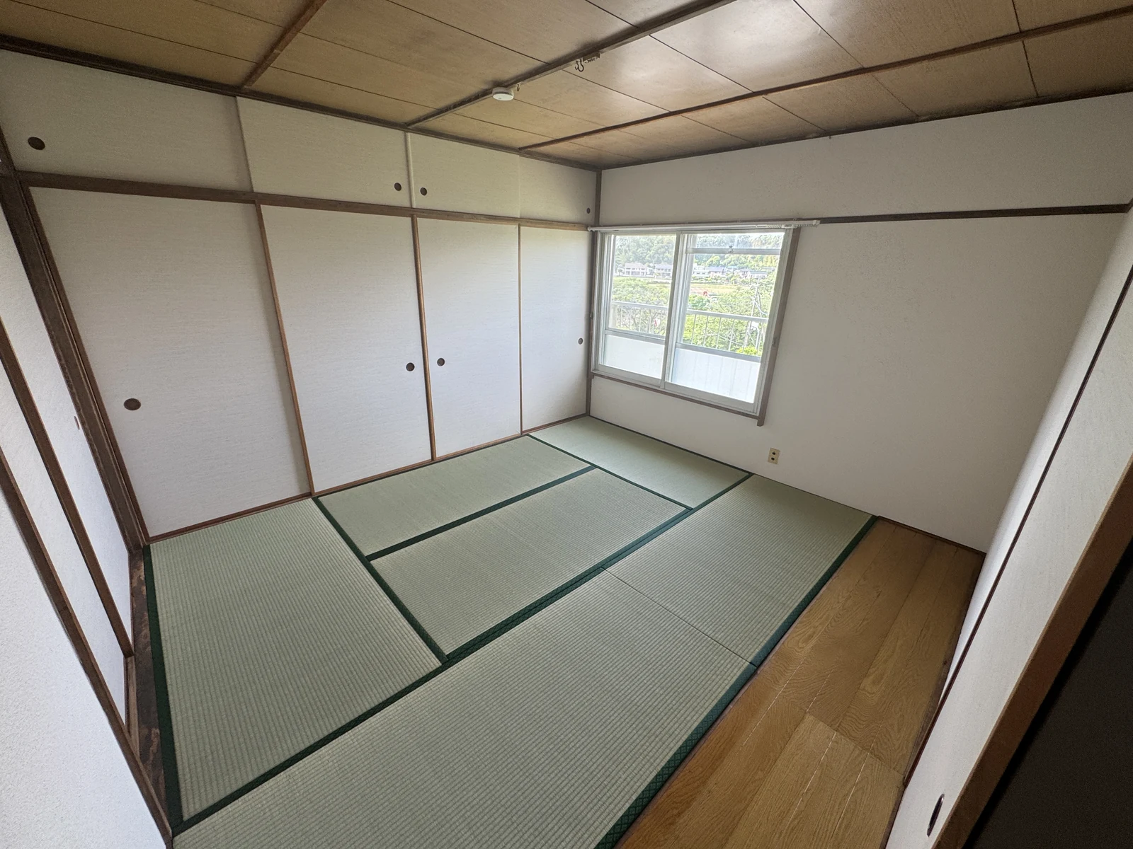 同じ和室の施工後。表替えした畳、張り替えた襖と壁クロス