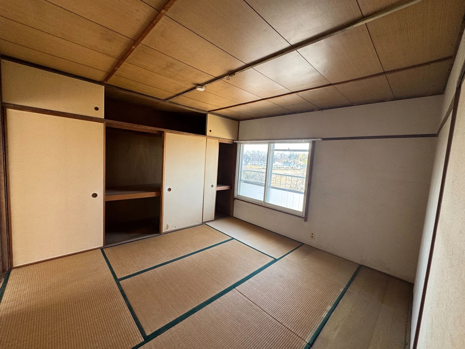 和室の施工前。既存の畳と襖、天袋、窓が見える室内