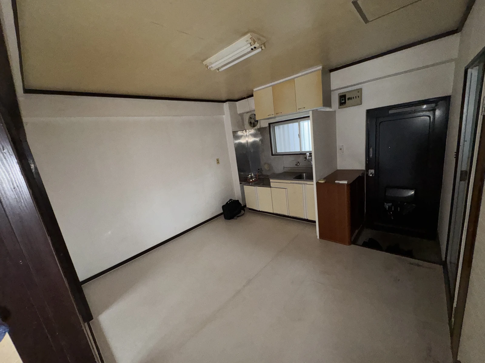 同じキッチンまわりの施工前。既存の収納と壁・天井、床