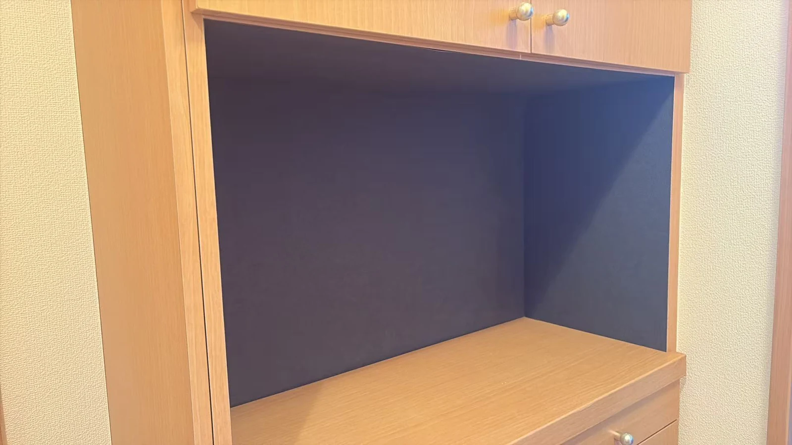 クロス施工後の玄関収納まわり