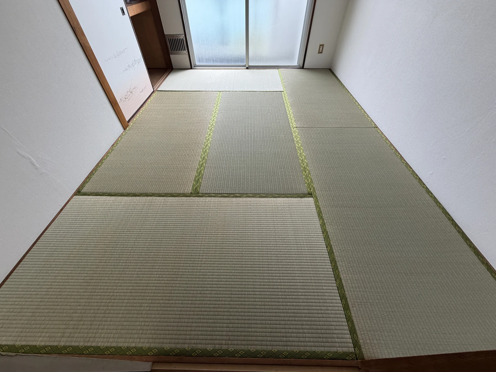 同じ和室の完工後。表替えを終えた畳と張り替えた壁紙・襖